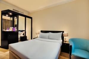 Una cama o camas en una habitación de Swiss-Belinn Doha