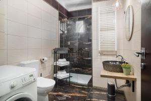 Un baño con inodoro, lavabo y ducha. en Moonlight Central Apartments, en Oradea 13 fotos más