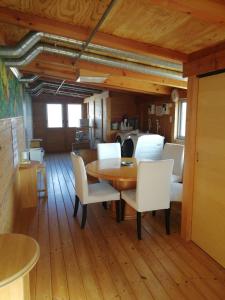 una sala da pranzo con tavolo e sedie bianche di Naoshima Accommodation Menjuku Ura - Vacation STAY 23635v a Naoshima