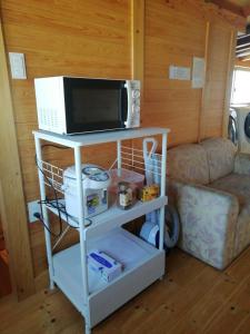 un microondas en un estante blanco en una habitación en Naoshima Accommodation Menjuku Ura - Vacation STAY 92589v, en Naoshima