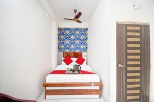 Postel nebo postele na pokoji v ubytování Flagship Diamond Regency Near Birla Mandir
