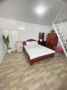 a bedroom with a bed and a ladder in it at TRUNG LUONG HOMESTAY in Trung An