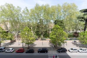 um grupo de carros estacionados num parque de estacionamento em Hotel Rome Love- close to Roma Termini em Roma