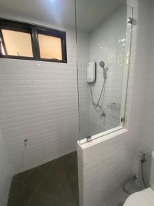 ein Bad mit Dusche, WC und Fenster in der Unterkunft SUPATTRA PLACE ( สุพัตราเพลส ) in Pai