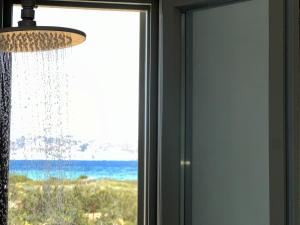 a window with a view of the ocean at Villa Serene Milos in Empourios