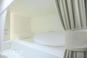 Letto o letti in una camera di Wondertime Taipei Station - Kaifeng Ladies Hostel