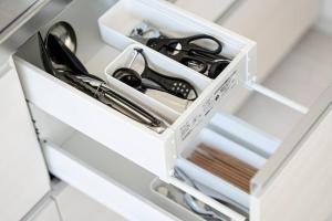 a white drawer with scissors and other kitchen utensils at NEW！　菊川駅徒歩1分｜浅草・秋葉原近辺｜銀座・築地・豊洲・新宿・渋谷アクセス良好　 in Tokyo