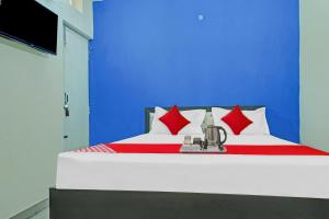 Schlafzimmer mit einem Bett mit roten und blauen Wänden in der Unterkunft Flagship Hotel Tulsi Inn in Dānāpur