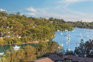 Blick auf einen Hafen mit Booten im Wasser in der Unterkunft Two Bedroom Private Apartment In Lane Cove with Parking in Sydney