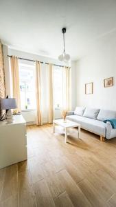 華沙的住宿－Stylish apartment in Warsaw，客厅配有沙发和桌子