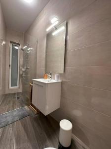 La salle de bains est pourvue d'un lavabo et de toilettes. dans l'établissement Bluemoon Apartment, à Marsaxlokk