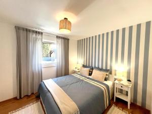 Giường trong phòng chung tại Apartments Murvica De Luxe +38 ảnh