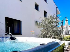 Hồ bơi trong/gần Apartments Murvica De Luxe