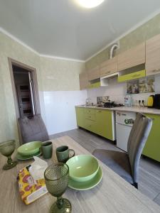 uma cozinha com uma mesa com placas verdes em новобудова ЖК Яровиця, смарт тв em Lutsʼk