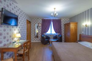 Postel nebo postele na pokoji v ubytování Hotel De La Cloche