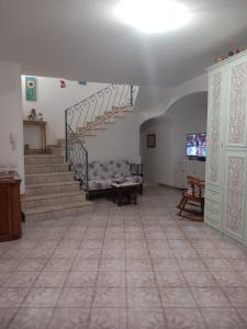 - un salon avec un escalier et un canapé dans l'établissement Dream House, à Positano