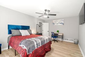 亚特兰大Opulent Haven Retreats的一间卧室配有一张带红色毯子的床和一张书桌