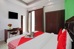 Postel nebo postele na pokoji v ubytování Hotel O Kailash Near Iskcon Temple Noida