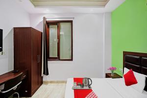 Posezení v ubytování Hotel O Kailash Near Iskcon Temple Noida