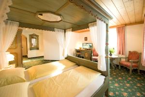 Rúm í herbergi á Hotel Bräu