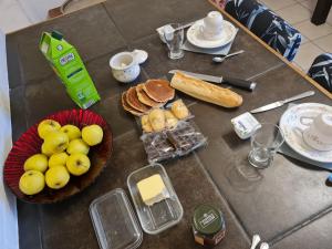 una mesa con un montón de comida. en Chez Malia en Saint-Nicolas-des-Motets