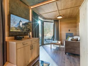 ein Wohnzimmer mit einem Sofa und einem Fenster in der Unterkunft Chalet in Mariastein Hohe Salve with mountain view in Mariastein