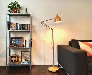 um candeeiro numa sala de estar ao lado de um sofá em Apartments "Am Rheinorange", Netflix, Amazon Prime em Duisburg