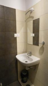 W łazience znajduje się umywalka i lustro. w obiekcie Sepoy Elite By Yuvraj Group of Hotels w mieście Mysuru