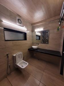 ein Bad mit einem WC und einem Waschbecken in der Unterkunft Hotel Hidden Chalet Nainital Near Mall Road - Luxury Room - Excellent Customer Service in Nainital