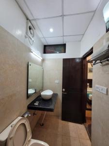 ein Badezimmer mit einem WC, einem Waschbecken und einem Spiegel in der Unterkunft Hotel Hidden Chalet Nainital Near Mall Road - Luxury Room - Excellent Customer Service in Nainital