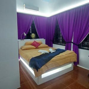 Villa Tropica في كامبوت: غرفة نوم أرجوانية مع سرير مع اثنين من الحيوانات المحشوة عليه