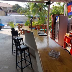 una cucina con bancone e 2 sgabelli da bar di Villa Tropica a Kampot