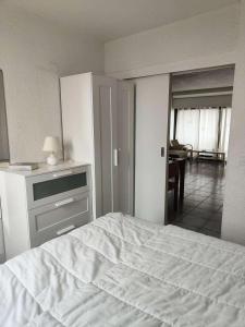 Kuchyňa alebo kuchynka v ubytovaní Résidence Palmyra - Appartement 2 pièces 4 couchages LE BARCARES MAE-5764