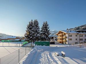 FeuringにあるModern Apartment near Ski Area in Brixen im Thaleの建物前の雪屋根付き駐車場