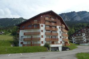 un grand bâtiment avec des balcons sur le côté dans l'établissement Ambiance montagne front de neige, à Thollon-les-Mémises