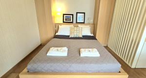 1 dormitorio con 1 cama con 2 toallas en Apartment Neptun Old Town by TriApart en Gdansk