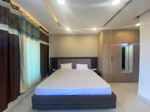 - une chambre avec un grand lit dans l'établissement Hotel Ravi And Shashi, à Netarhāt