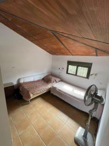 um pequeno quarto com uma cama e uma janela em Art residency Lagoon em Sevilha