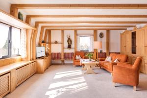 ein Wohnzimmer mit einem Sofa und einem TV in der Unterkunft Hotel Bergfried & Schönblick in Bad Reichenhall