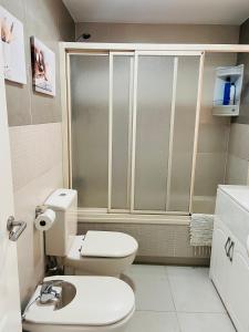 een kleine badkamer met een toilet en een wastafel bij SUNRISE ATALAYA Amanecer suite in Mojácar