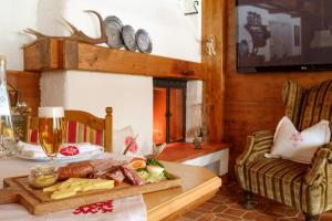 uma mesa com uma bandeja de comida e uma lareira em Waldpension Putz em Berg im Drautal