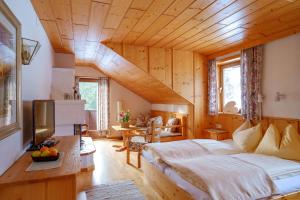 ベルク・イム・ドラウタールにあるWaldpension Putzの木製の天井が特徴のベッドルーム1室(大型ベッド1台付)