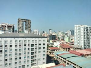 Blick auf die Skyline der Stadt mit Gebäuden in der Unterkunft Phnom Penh Era Hotel in Phnom Penh