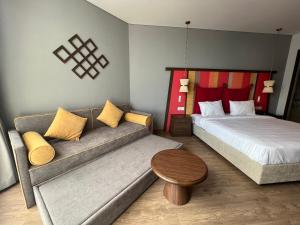 APEC MANDALA CDT - Resort في فان ثيت: غرفة معيشة مع أريكة وسرير