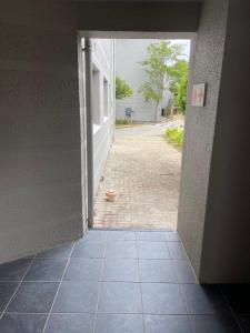 uma entrada para um edifício com piso em azulejo em Castleton Self-Catering Accommodation em Plettenberg Bay