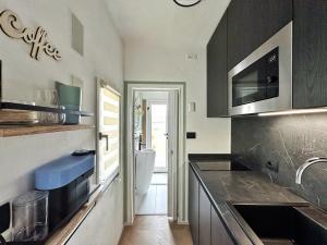 una cocina con lavabo y aseo. en Loft Biagio50 in Centro, en Ferrara
