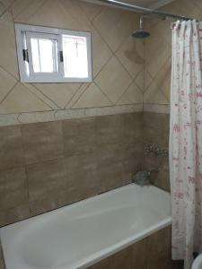 Ένα μπάνιο στο Habitación privada Piateda +18 φωτογραφίες