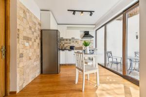 a kitchen and dining room with a table and chairs at Ceahlau Cozy House in Braşov