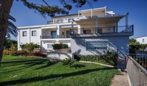 Casa bianca con balcone e cortile di Sikelika Residence Sul Mare a Scoglitti