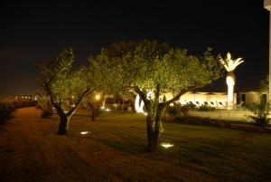 A garden outside Sikelika Residence Sul Mare